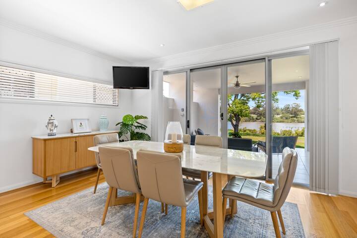 Modern Luxury Riverfront Retreat gallery image 3