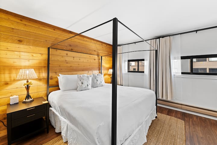 Dormitorio con cama tamaño king, TV y amplio espacio en el armario. 