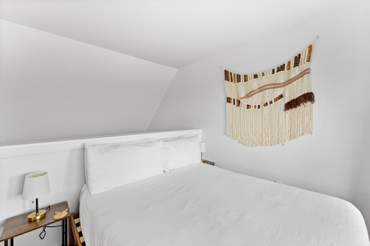 Roshani yenye kitanda pacha na cha ukubwa maradufu. 