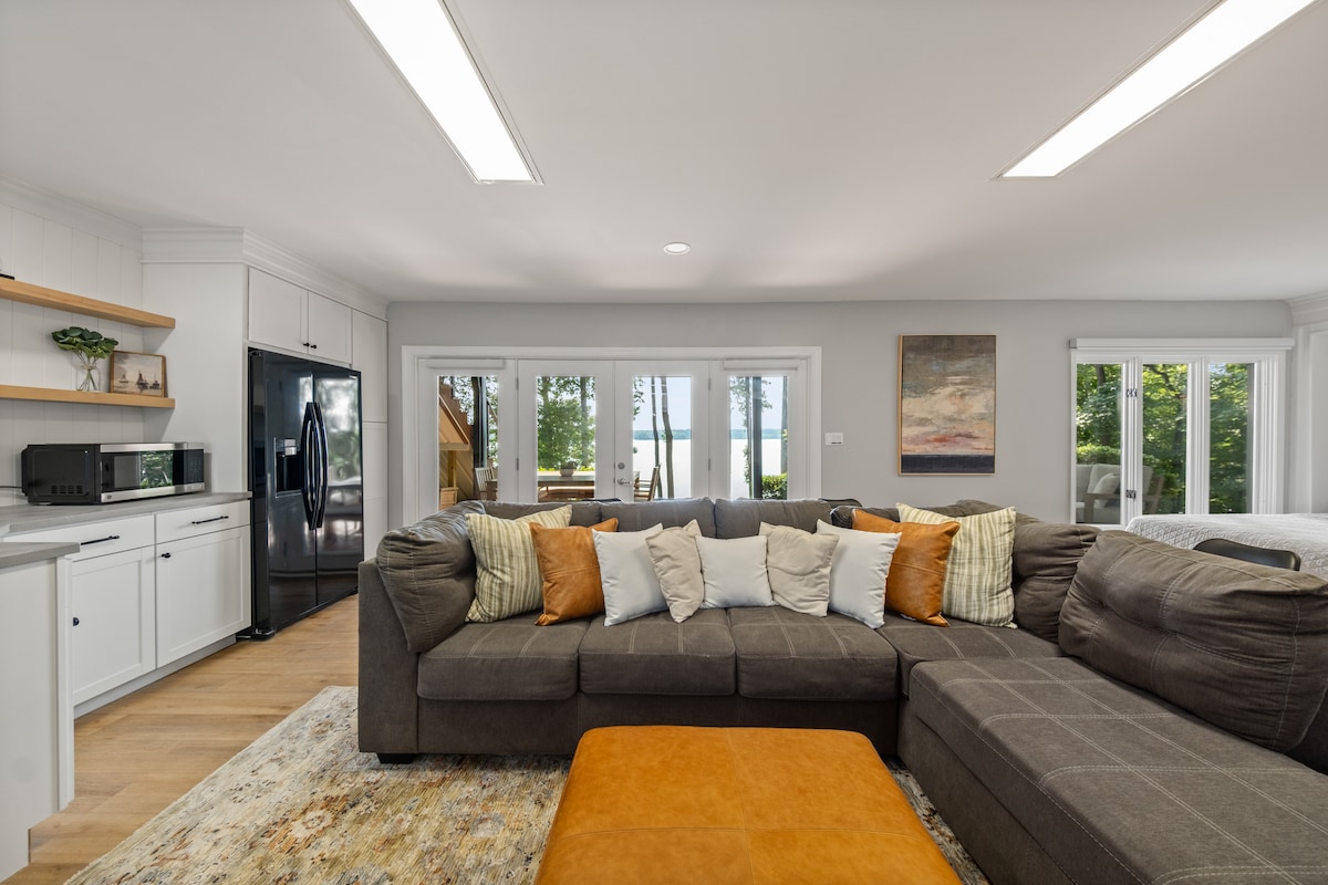 Čajna kuhinja s mikrovalnom pećnicom, aparatom za kavu Keurig, punim hladnjakom, električnom tavom i grillom te sudoperom