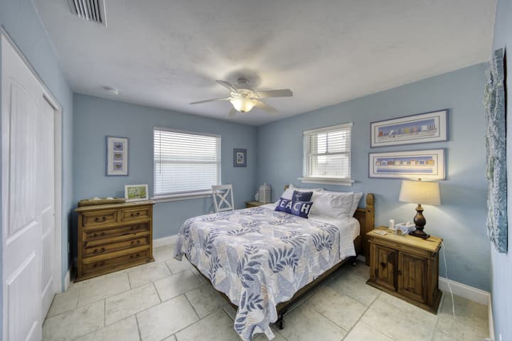 Nyumba ya Likizo ya Ufukweni ya Daytona Beach Airbnb VRBO Inafaa kwa Wanyama Vipenzi