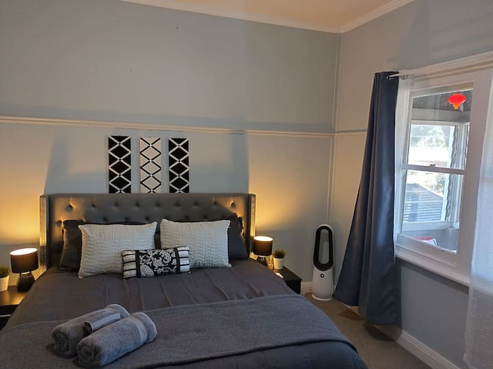 ¡Te mereces una cama tamaño king! - Amplio dormitorio tamaño king con un ambiente tranquilo, iluminación suave y una sensación de refugio relajante, perfecto para relajarse después de un día de exploración.