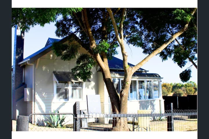 Retro house near Grampians with office+Netflix