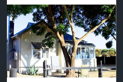 Retro house near Grampians with office+Netflix
