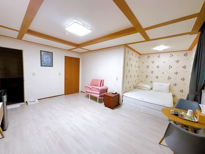 영남 온천단지 중앙에 위치한 아늑한 숙소 509호가족대형룸 - 상북면