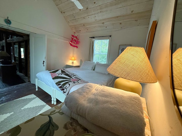 מיטת קינג סייז בחדר שינה מס '2