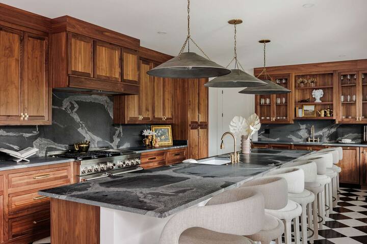 Luxurious 9BR Inn | Heated Pool & Spa gallery image 3