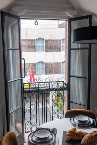 Mayfair Loft Apartment! gallery image 4