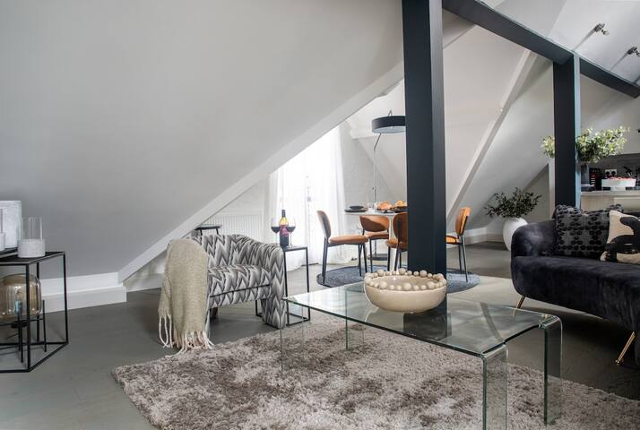 Mayfair Loft Apartment! gallery image 2