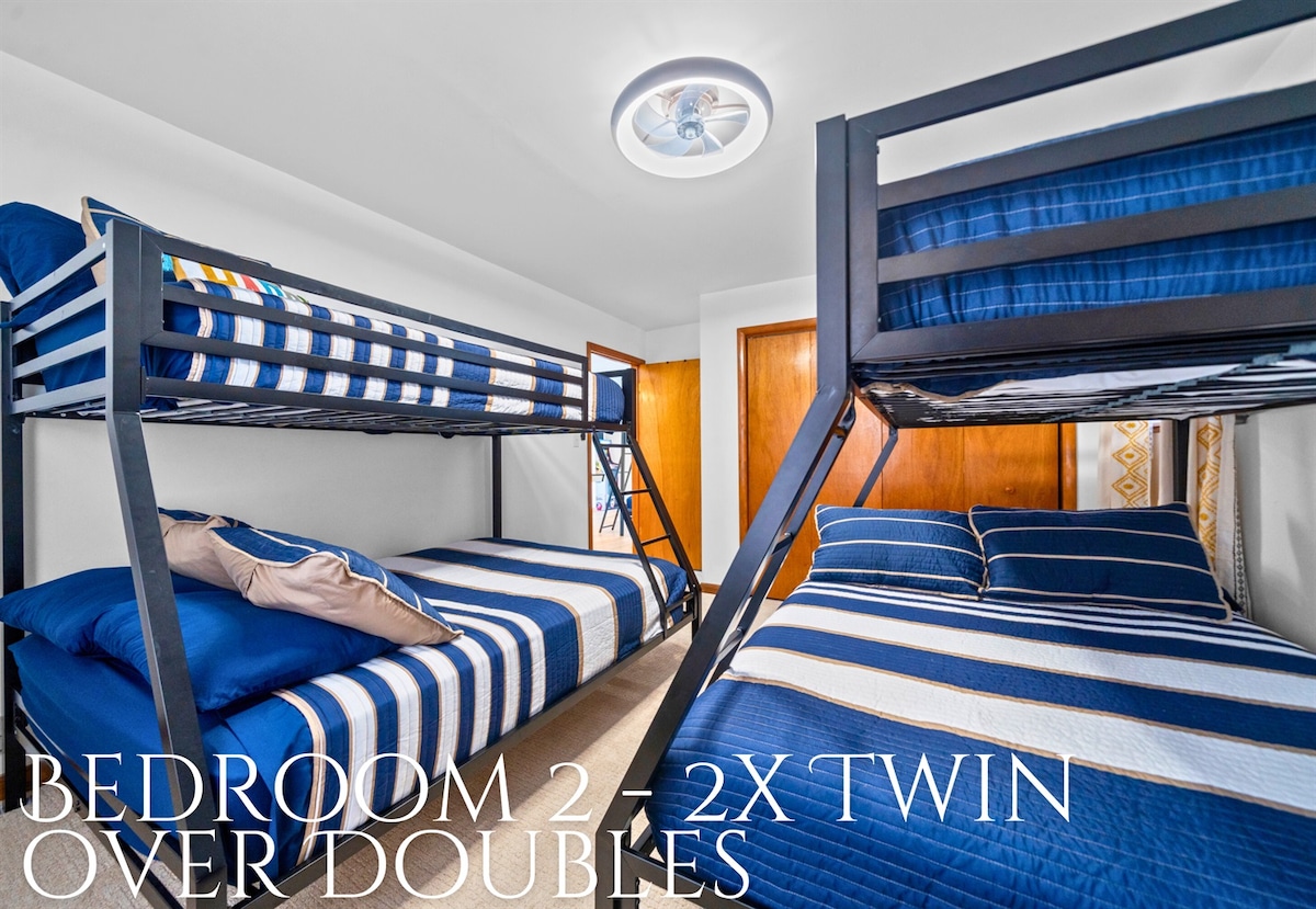 Una habitación con literas divertida y cómoda con camas diseñadas tanto para niños como para jóvenes de corazón. Un espacio lúdico que hace que los arreglos para dormir sean muy fáciles.