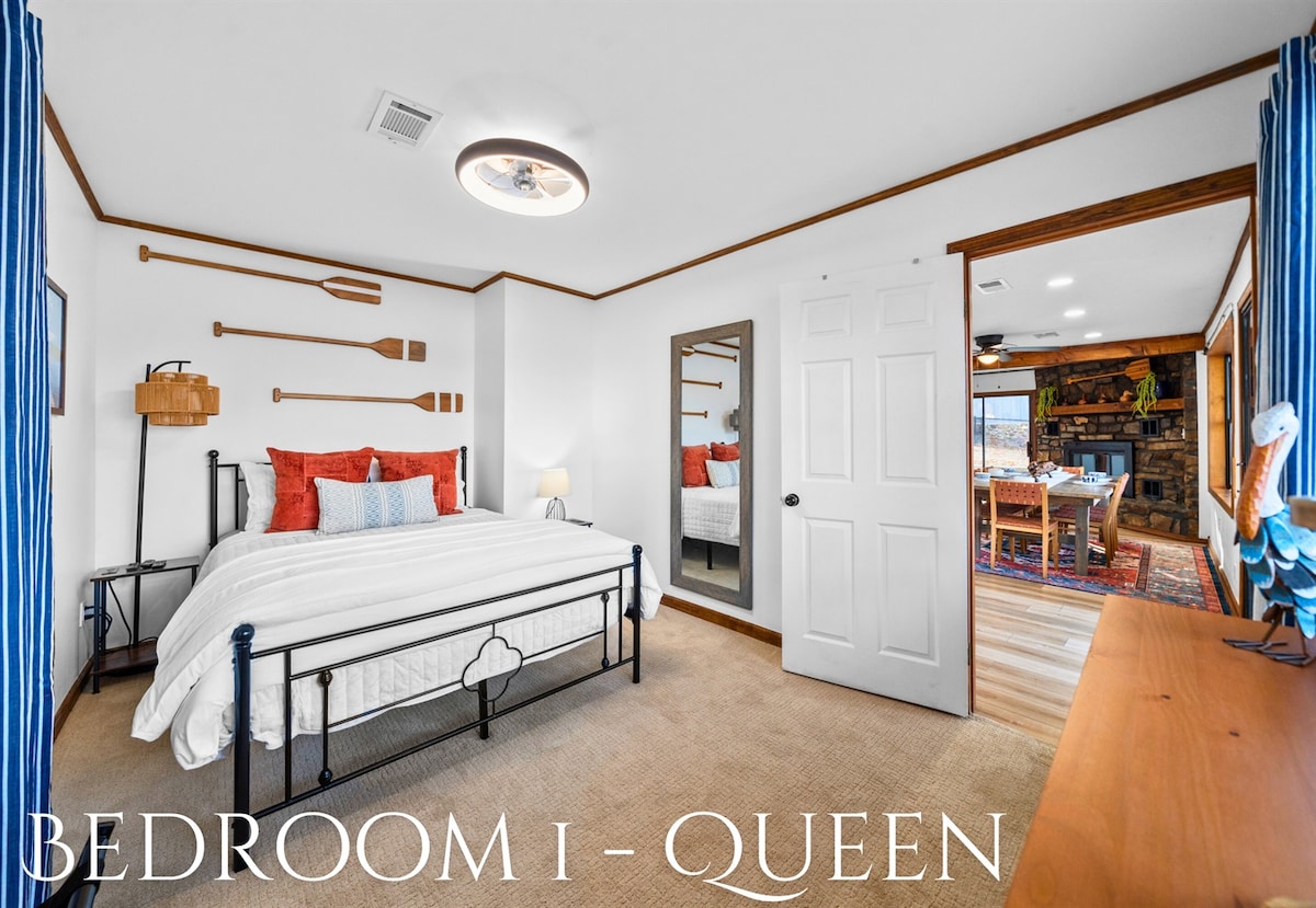 Este acogedor dormitorio queen es el refugio perfecto, con ropa de cama suave, decoración acogedora y un ambiente tranquilo para ayudarte a relajarte después de un día en el lago.