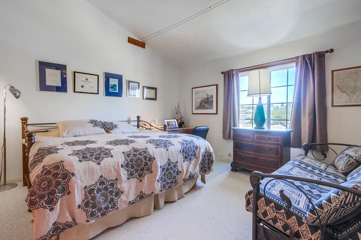 Спалня 2 Уютно помещение с двойно легло,бюро и прозорец за естествена светлина