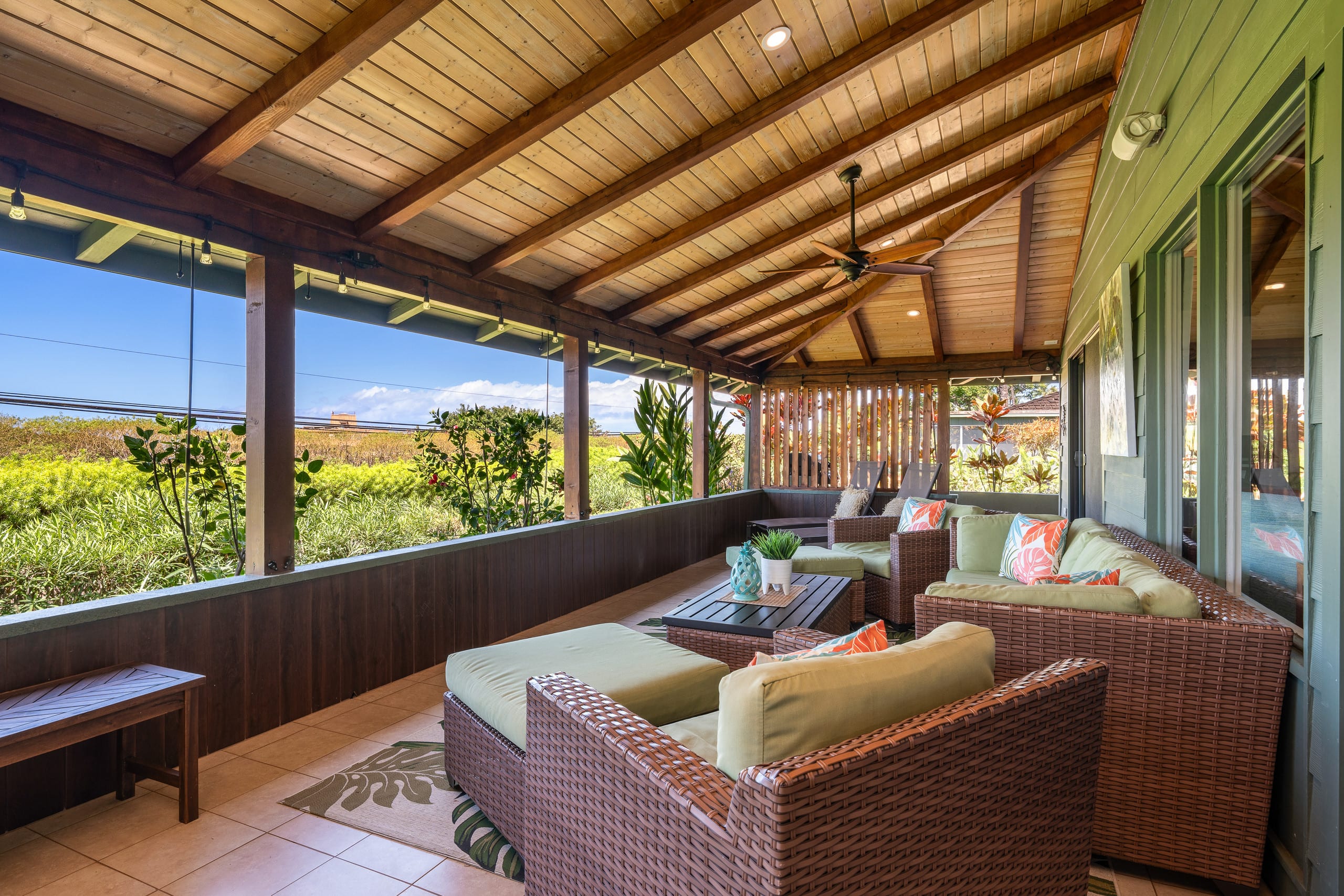 Condo in Lahaina · ★4.89 · 3 bedrooms · 4 beds · 2 shared baths - Image 32