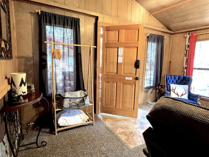 Profitez de la penderie en bambou pour vos besoins de suspension et de rangement, ainsi qu'un porte-bagages et une literie futon supplémentaire...