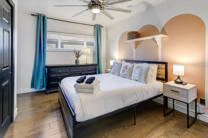 Tretia spálňa s manželskou posteľou veľkosti Queen, inteligentná televízia 