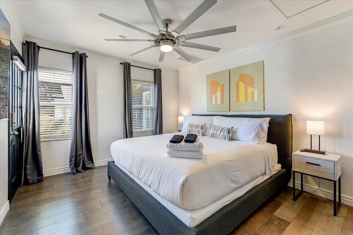 Druhá spálňa s manželskou posteľou King a inteligentnou televíziou. Súkromný prístup do bazéna.