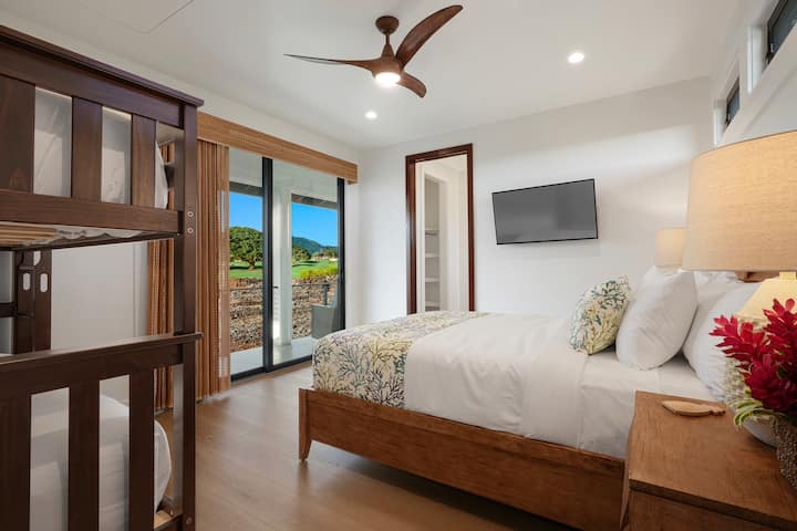 Pangalawang Silid - tulugan sa Itaas na may Queen Bed at Twin Bunk Beds