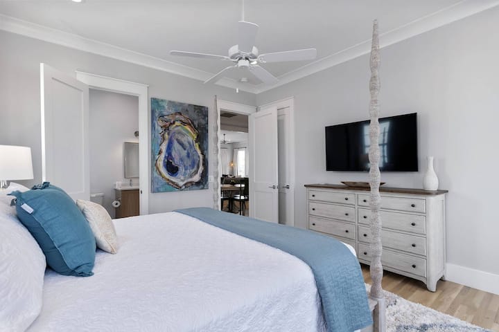 Dormitorio relajante con una cama cómoda y una decoración costera sencilla.