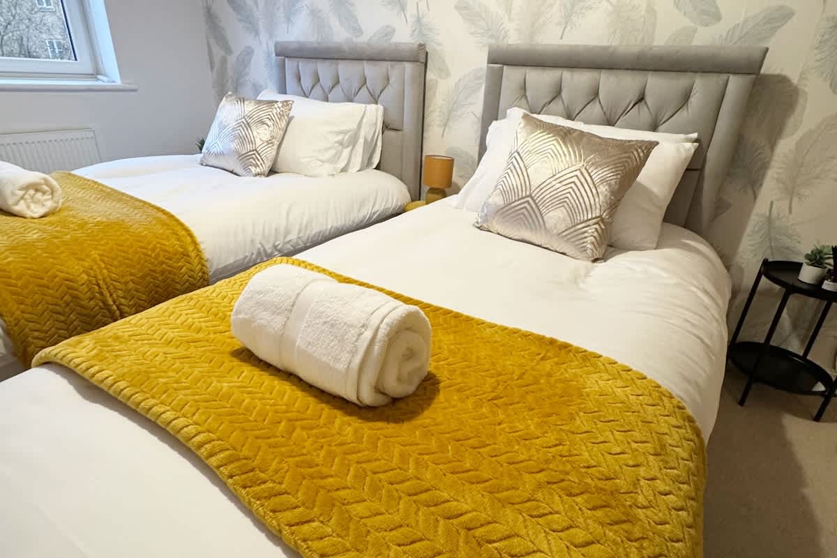 Dhoma e gjumit 2

2 krevate tek |  Shtroja  krevati | Ruajtja e rrobave |  Grila që errësojnë dhomën |  Artikujt bazë