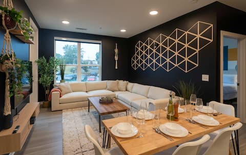 Luxe Modern Loft, Great for Long Stays W/King Beds