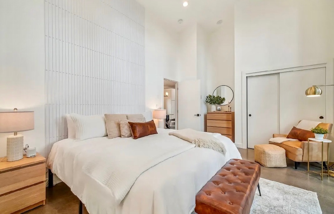 Zapanjujući primarni apartman ima privatno kupatilo i spoljašnji pristup