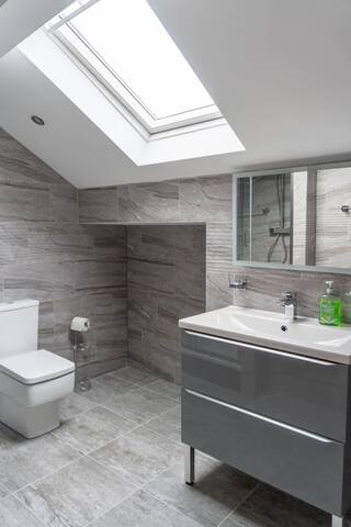 Luxury 4 Bedroom Apartment gallery image 5