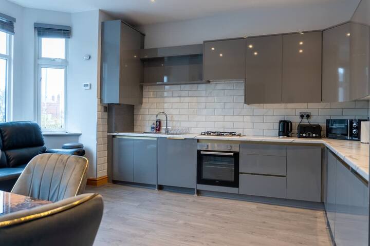 Luxury 4 Bedroom Apartment gallery image 2