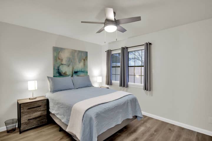 Насладете се на страхотен нощен сън в удобното двойно легло.