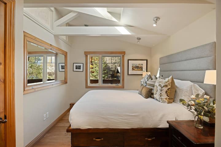 El dormitorio principal en el segundo piso es tamaño queen.