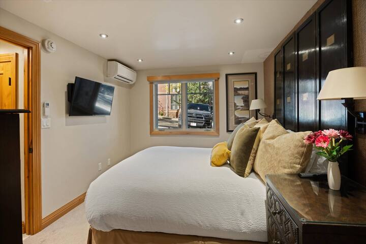 El dormitorio queen en el primer piso tiene muebles de alta gama y un aire acondicionado mini-split