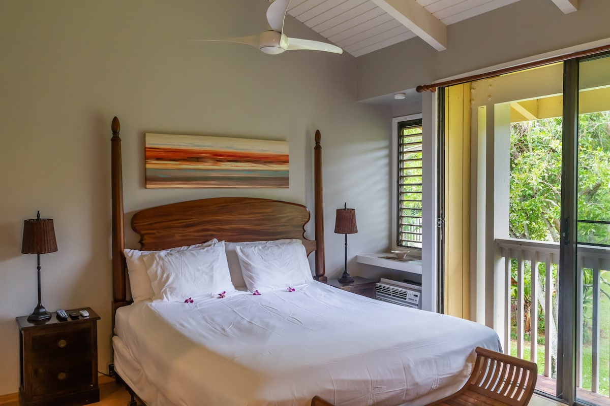 Posteľ veľkosti King v primárnej spálni na pokojný spánok