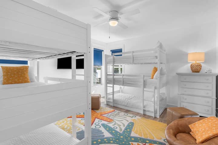 El dormitorio 5 cuenta con 2 literas individuales triples.