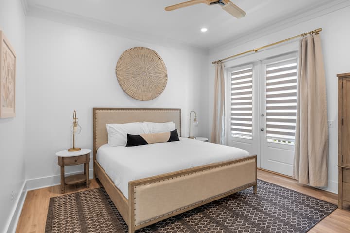 El dormitorio cuenta con una cama tamaño king y un baño privado.