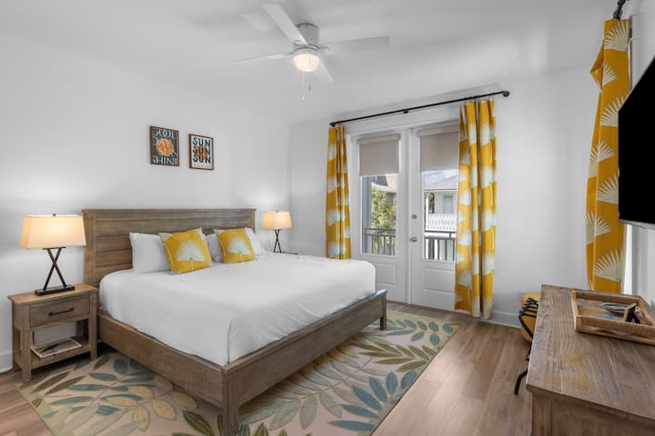 El dormitorio 2 cuenta con una cama tamaño king y un baño privado.