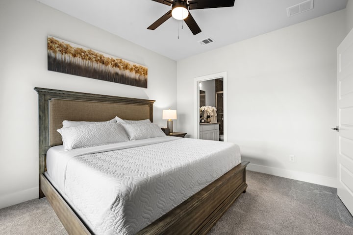 Chambre principale avec lit King Size et vue sur le lac