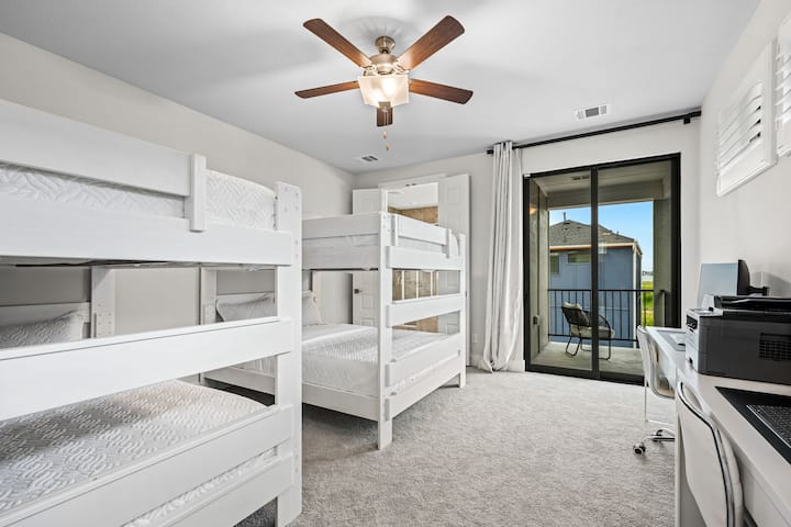 Troisième chambre avec 2 lits superposés et 2 postes de travail.
