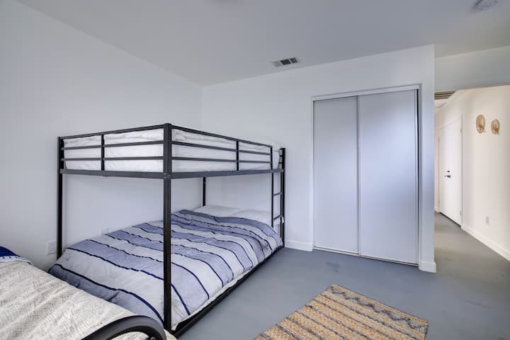 Acogedora habitación con literas perfecta para niños o amigos que viajan juntos