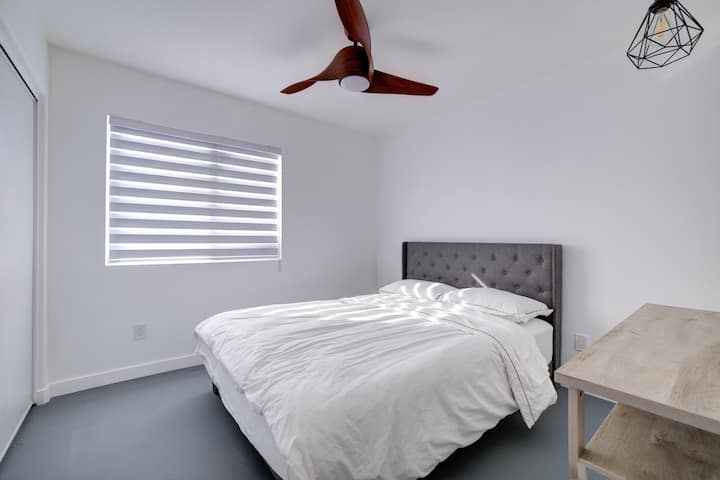 Cómodo dormitorio con tonos suaves y ropa de cama acogedora