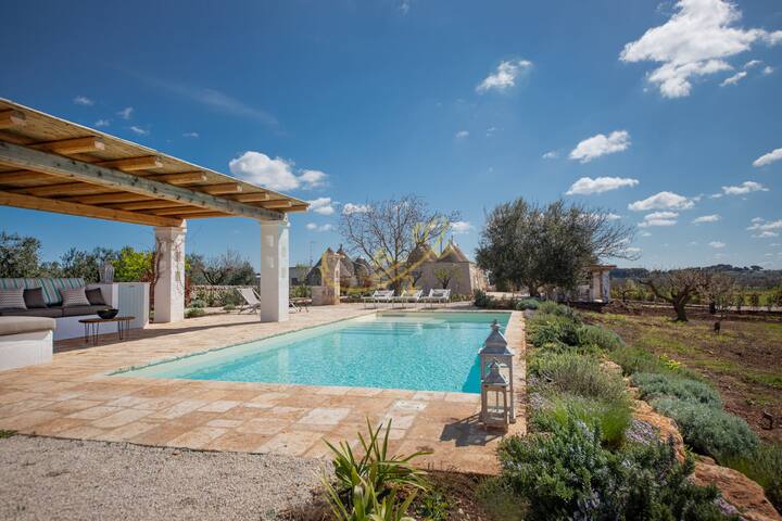 TD Trulli Perla Bianca Trulli with Pool & Vineyard