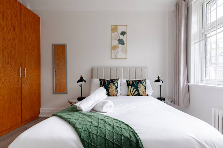 Amazing Two Bedroom Apartment near Hyde park gallery image 5