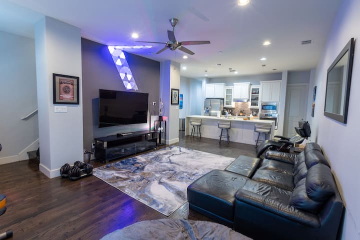 4 Story Smarthome w Rooftop Hot Tub & Skyline View