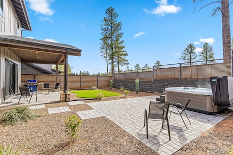 4BR w hot tub, gas fireplace, near NAU