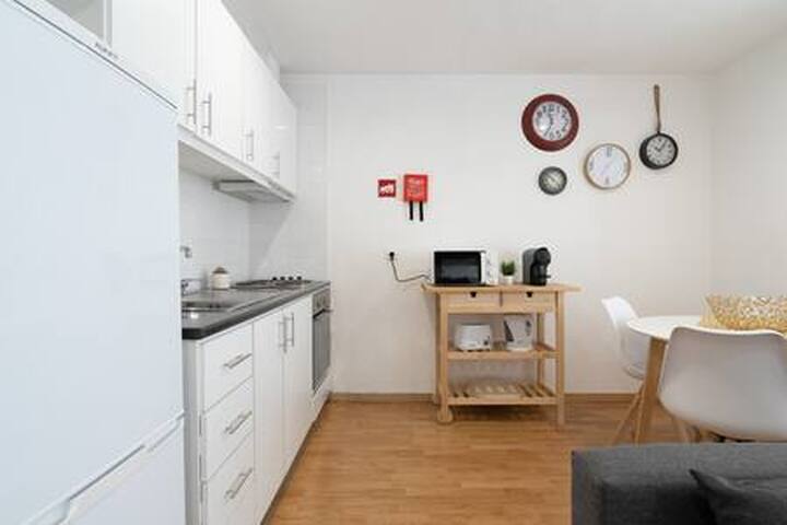 HostWise – 4 Colorful Fresh Flats | Batalha gallery image 4