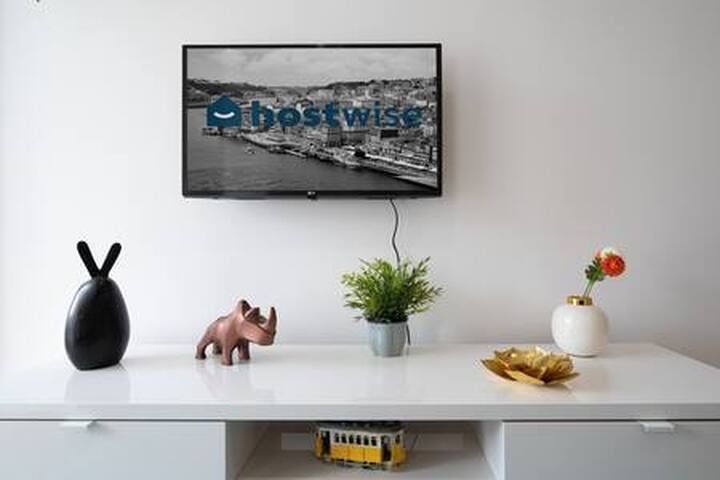 HostWise – 4 Colorful Fresh Flats | Batalha gallery image 5