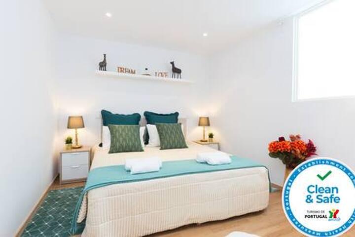 HostWise – 4 Colorful Fresh Flats | Batalha gallery image 3