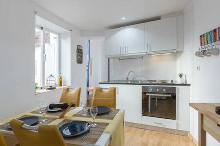 HostWise – 4 Colorful Fresh Flats | Batalha gallery image 2