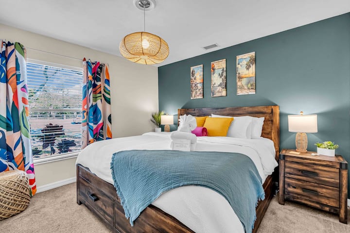 The second king bedroom features Quince organic luxury sateen linens