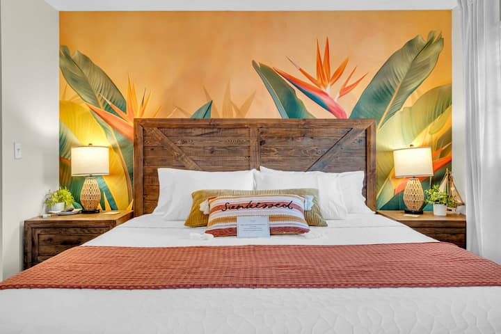 Step into your own tropical suite sanctuary in the master suite. Smart tv, organic lux linens, ensuite bathroom, and pool view. 