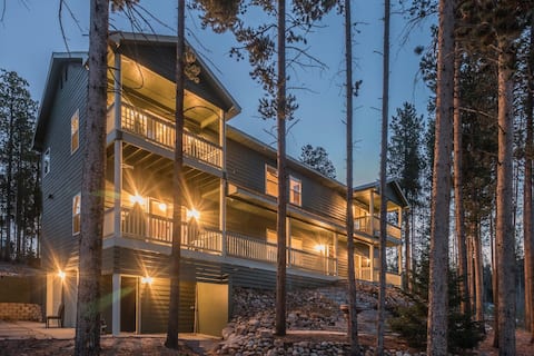 Large 7 Bedroom Home, Mountain Setting, but Close.
