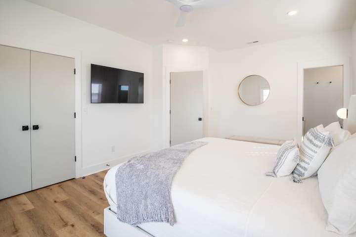 Დონე 3 - საძინებელი 3 King Suite სმარტ-ტელევიზორით